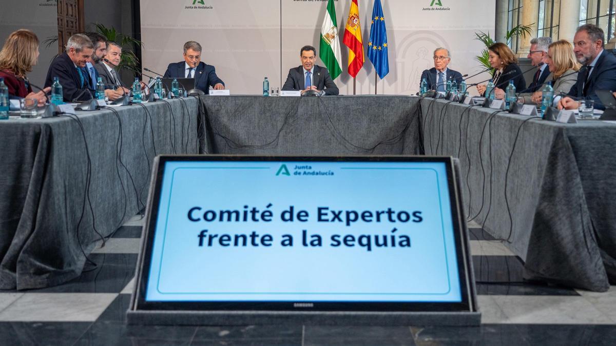 El presidente andaluz, Juanma Moreno, en una reunión del Comité de Expertos frente a la sequía.