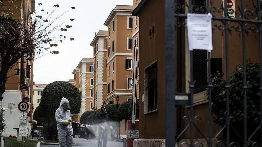 Un operario realiza labores sanitarias, ayer, en las calles de Roma.