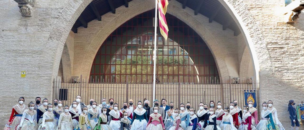 La clase política  de la ciudad y los entes del Marítimo se sumaron al homenaje a la Senyera. | FOTOFILMAX