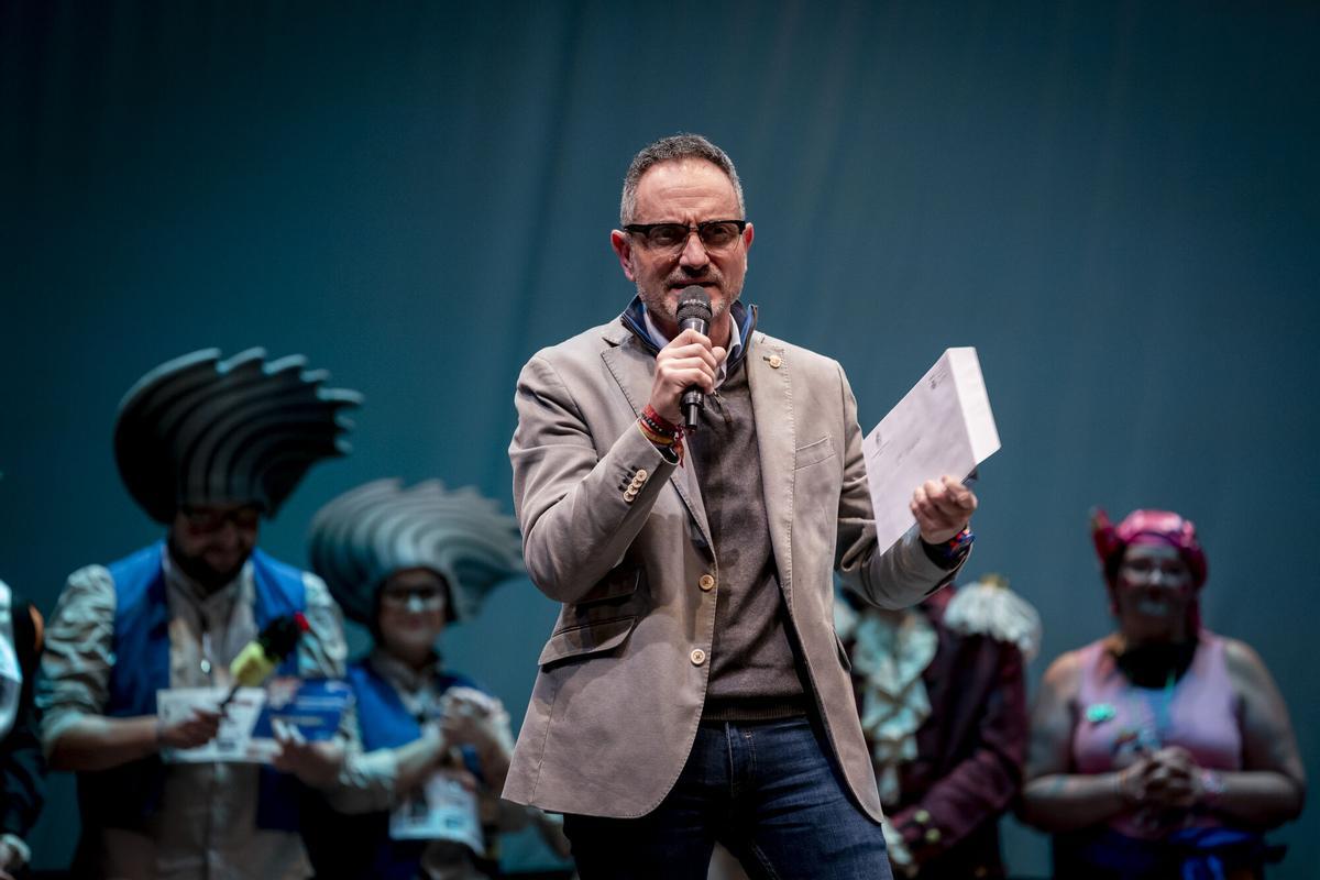El alcalde de Móstoles, Manuel Bautista, durante la vigésimo séptima edición del concurso de agrupaciones carnavalescas de la localidad.