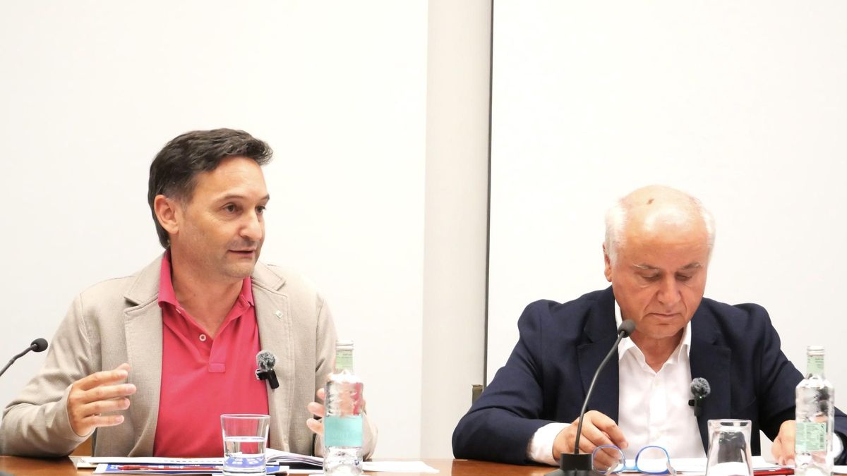 El director dels Serveis Territorials d'Educació i Formació Professional a Girona, Miquel Marcé, i el president de la Cambra de Comerç de Girona, Jaume Fàbrega, en una roda de premsa.