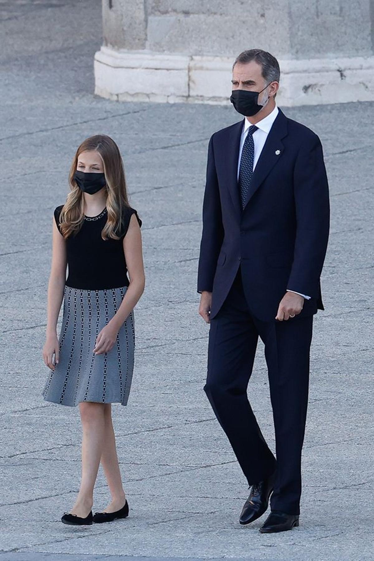 El rey Felipe su hija mayor, la princesa Leonor, en el Patio de Armas del Palacio Real de Madrid