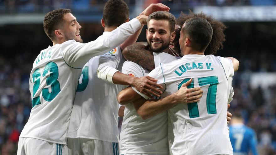 Els jugadors del Madrid celebren el setè gol en la golejada blanca ahir al Bernabéu