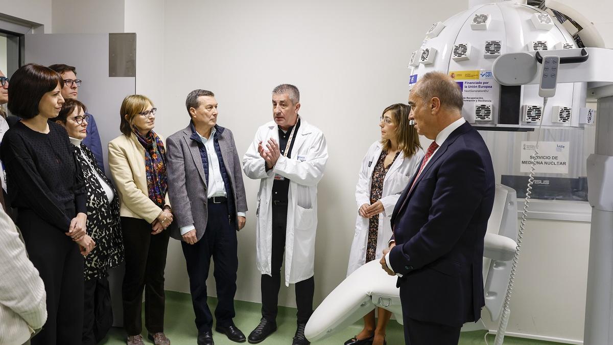 Diana Morant y Marciano Gómez visitan el escáner cerebral de alta resolución.