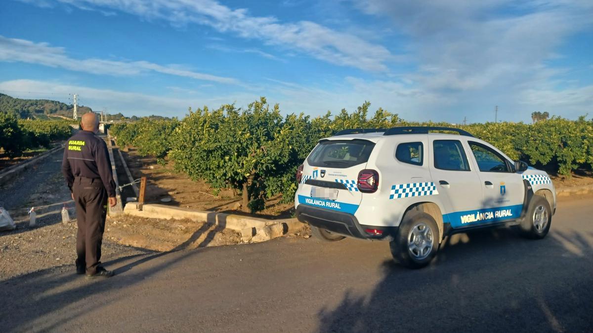 Un agente vigila una zona rural junto al nuevo coche adquirido para patrullar por el campo