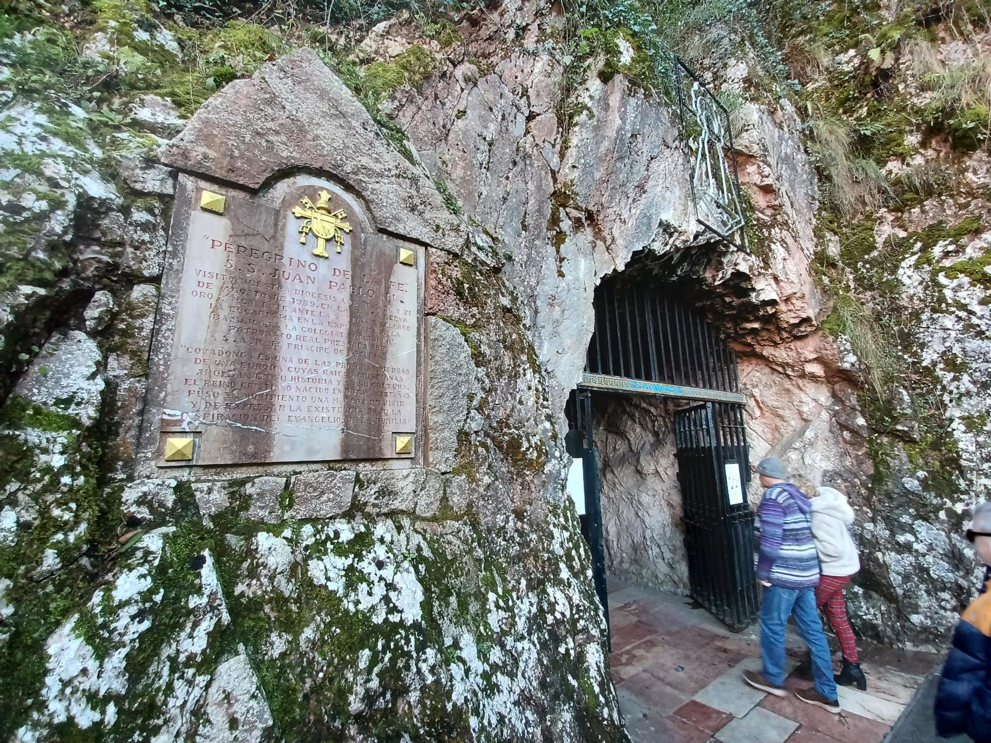 Leones de Papa, jardines de Príncipe y camposanto secreto, las mil y una curiosidades de Covadonga