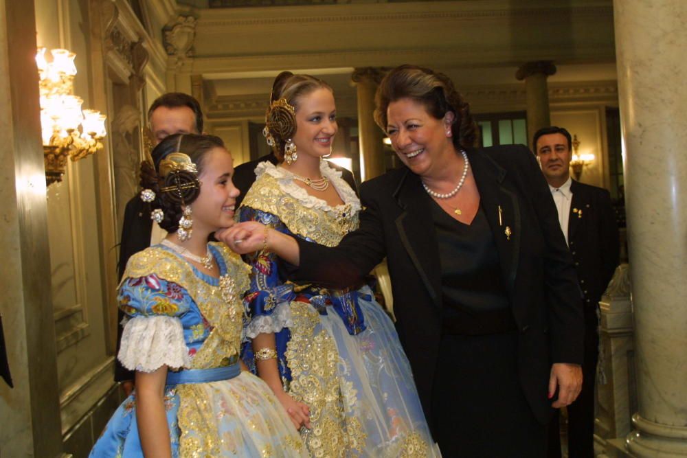 Rita Barberá recibe a las falleras mayores de 2002.