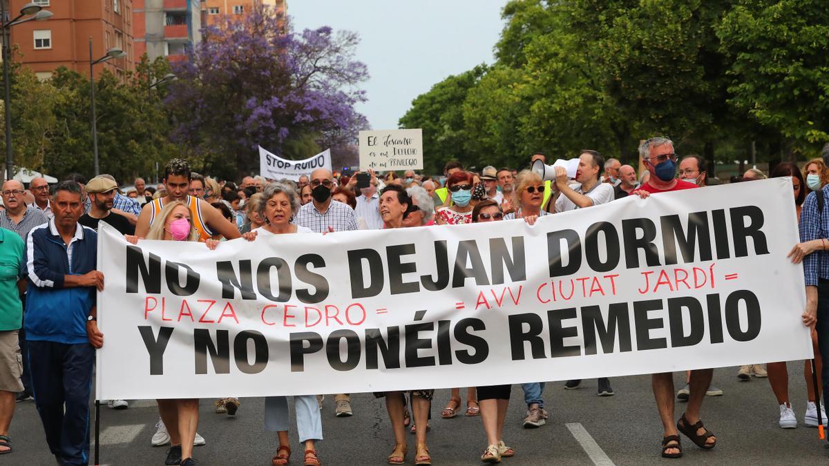 Protesta de los vecinos de la plaza del Cedro y de Ciutat Jardí contra el ruido.