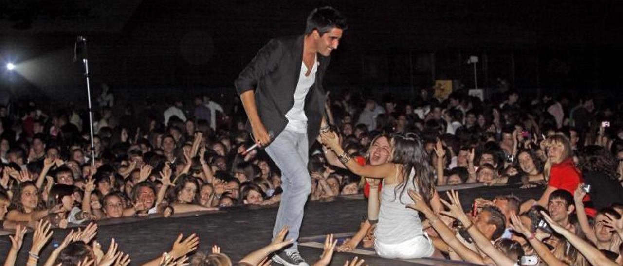 Las fans de Álex Ubago intentan tocar al cantante durante un concierto en Mallorca.