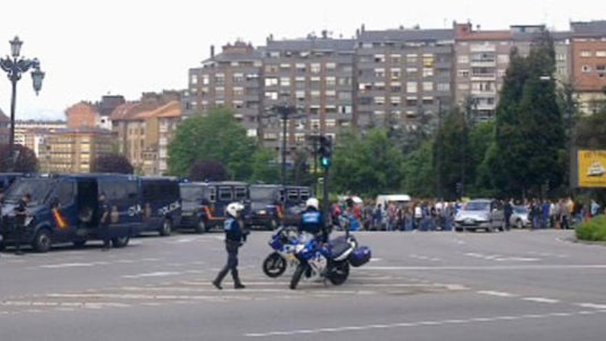 Corte de tráfico en la Plaza de Castilla, en Oviedo