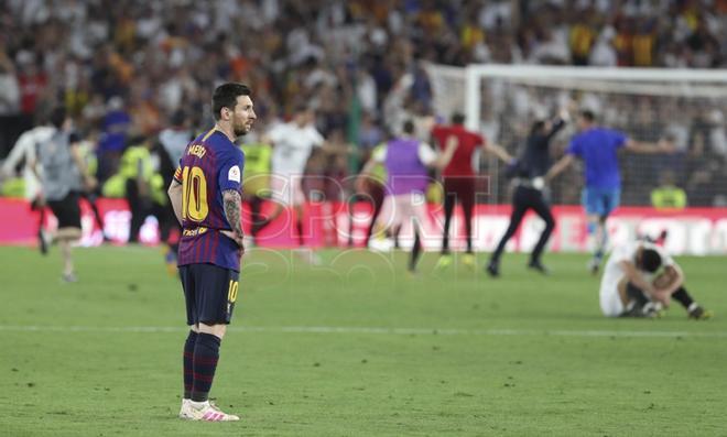 Imágenes de la decepción de los jugadores del FC Barcelona tras perder la Final de Copa del Rey ante el Valencia en el estadio Benito Villamarín, Sevilla.