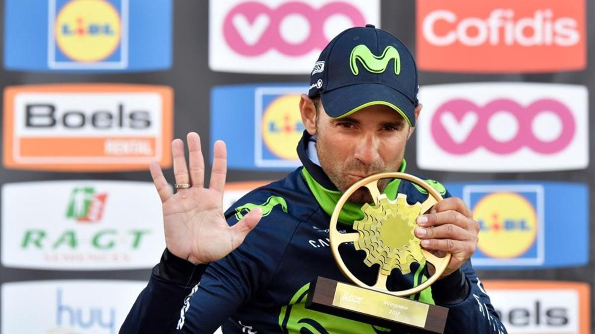 Alejandro Valverde besa el trofeo que simboliza su victoria en Huy