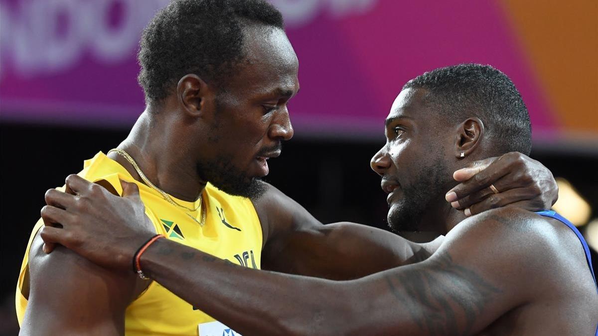 Gatlin consuela a Bolt tras ganarle en la final de los 100 metros del sábado en Londres.