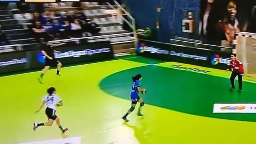 Captura de pantalla en la que se aprecia a la jugadora del Bera Bera con el balón en la mano y el tiempo cumplido.