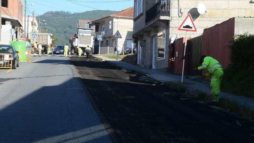 Trabajos de mejora del firme en el vial de Meira-A Fraga. // Gonzalo Núñez