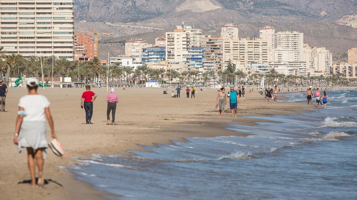 Día de playa este martes en la provincia de Alicante.