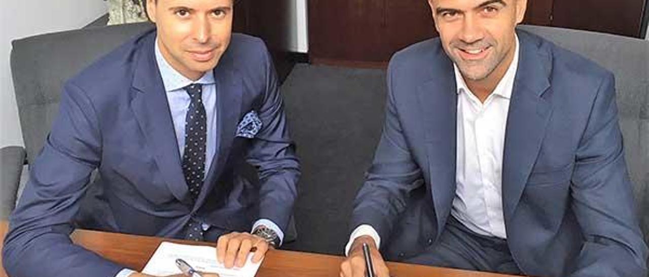 Firma del acuerdo entre Rodrigo Salgado y Daniel Viñas. FdV