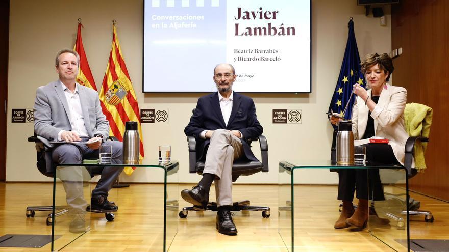 Javier Lambán conversa con Ricardo Barceló, director de EL PERIÓDICO DE ARAGÓN, y Beatriz Barrabés