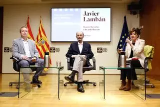 Javier Lambán conversa con Ricardo Barceló, director de EL PERIÓDICO DE ARAGÓN, y Beatriz Barrabés