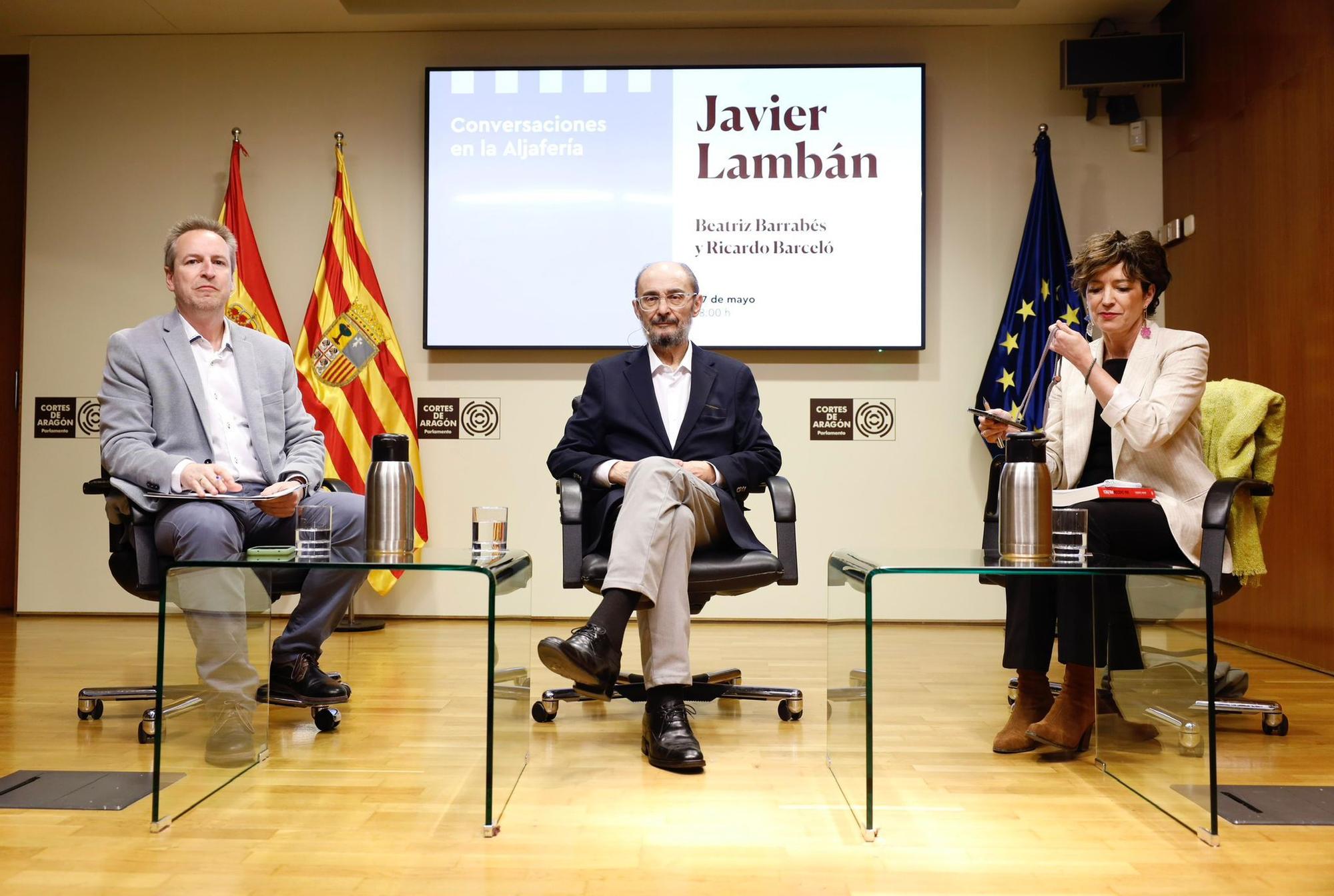 Javier Lambán conversa con Ricardo Barceló y Beatriz Barrabés