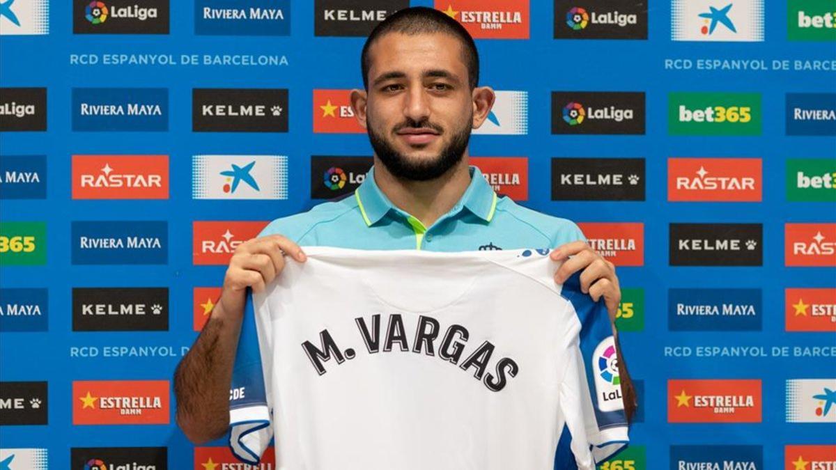 Vargas mostrando la camiseta blanquiazul en su presentación
