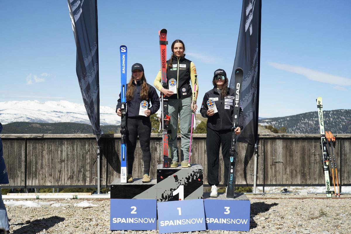 Blanca Bagaria, a la dreta de tot, tercer lloc per a La Molina en la prova femenina
