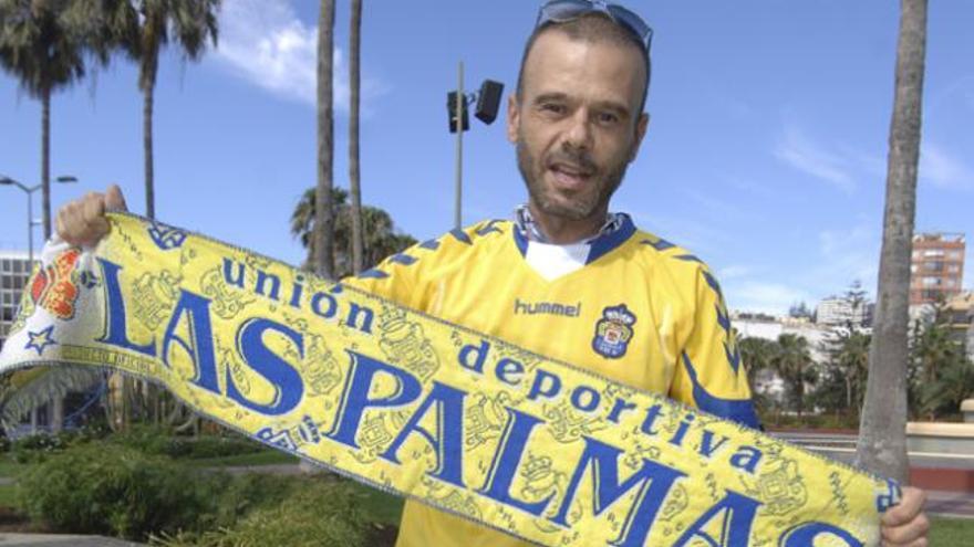 Javier Santana, Jabicombé, junto a la Fuente Luminosa y de amarillo. | juan c. castro