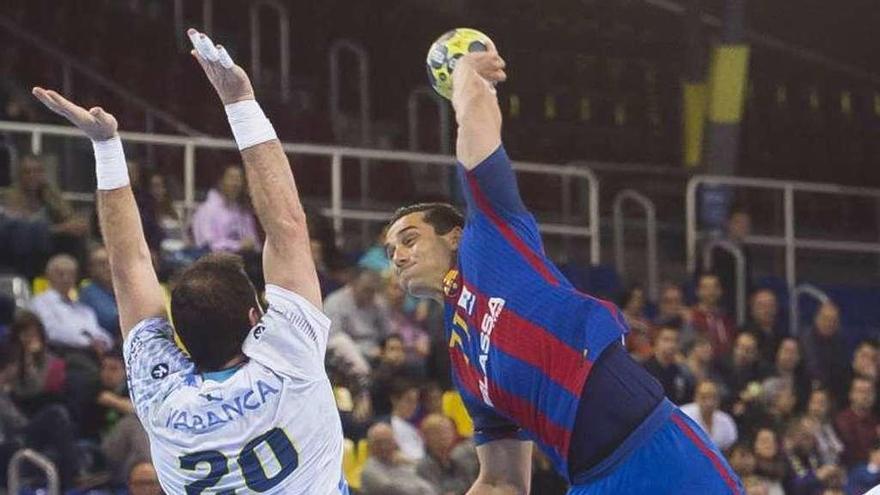 Cerqueira salta para intentar impedir un lanzamiento de Kiril Lazarov, ayer, en Barcelona. // Gustau Galvache