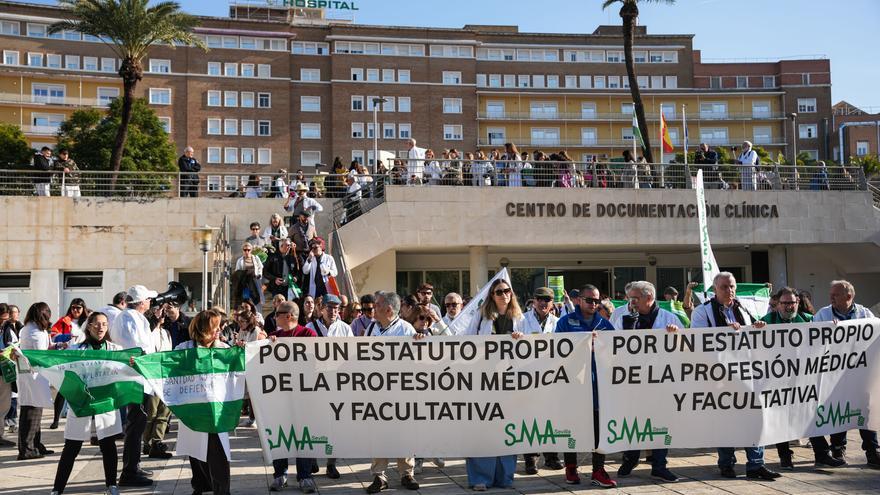 La mayor huelga médica deja 250.000 citas canceladas en Andalucía: "Tenía revisión del infarto y me vuelvo a casa"