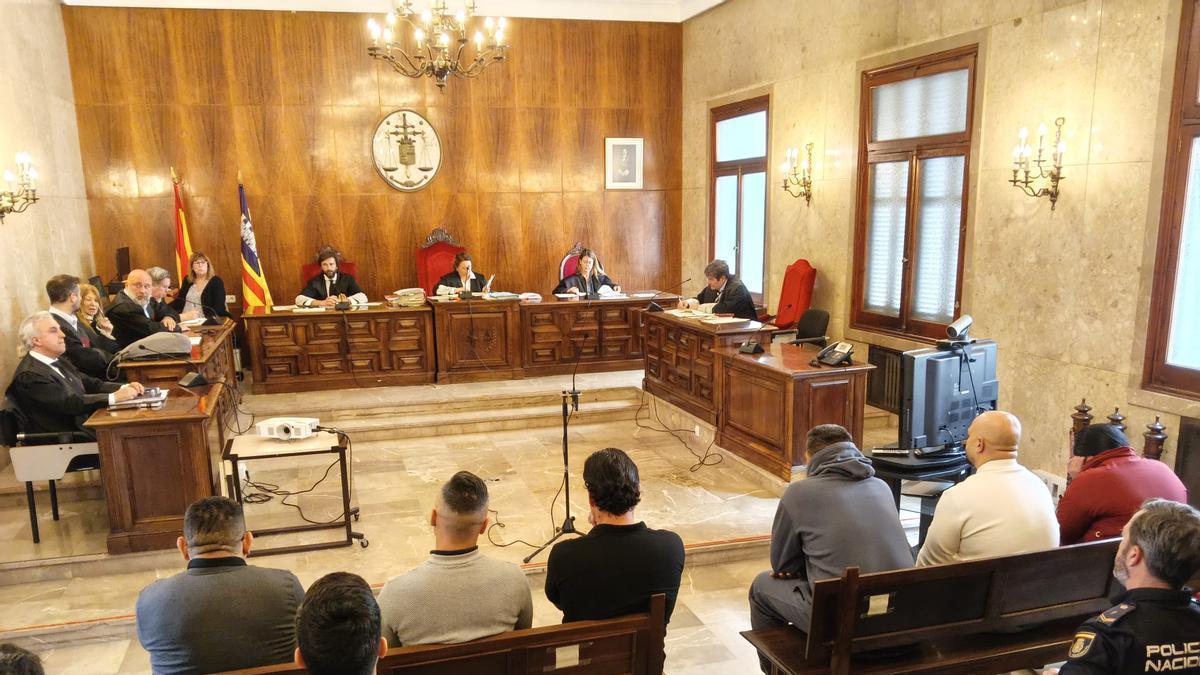 Los seis acusados, durante la vista previa del juicio celebrada en la Audiencia.