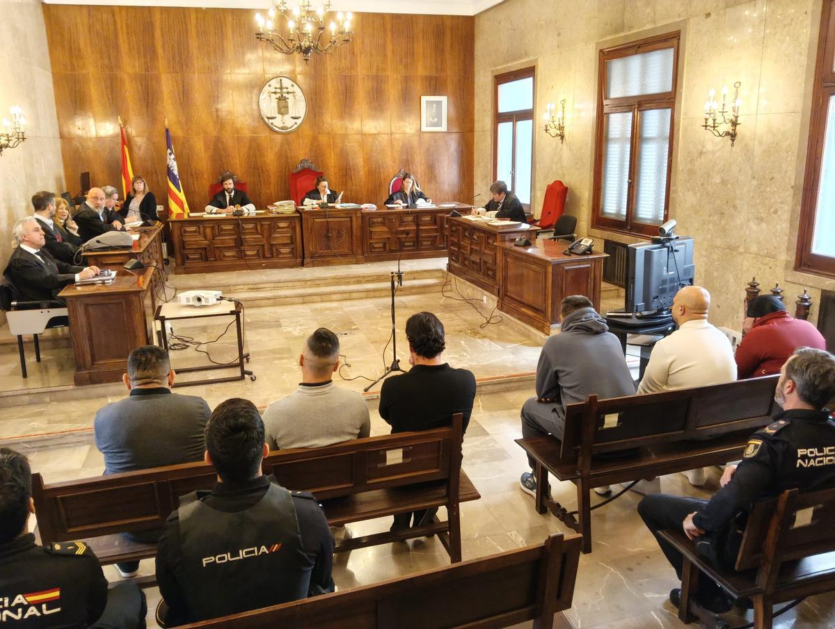 Los seis acusados, durante la vista previa del juicio celebrada en la Audiencia.