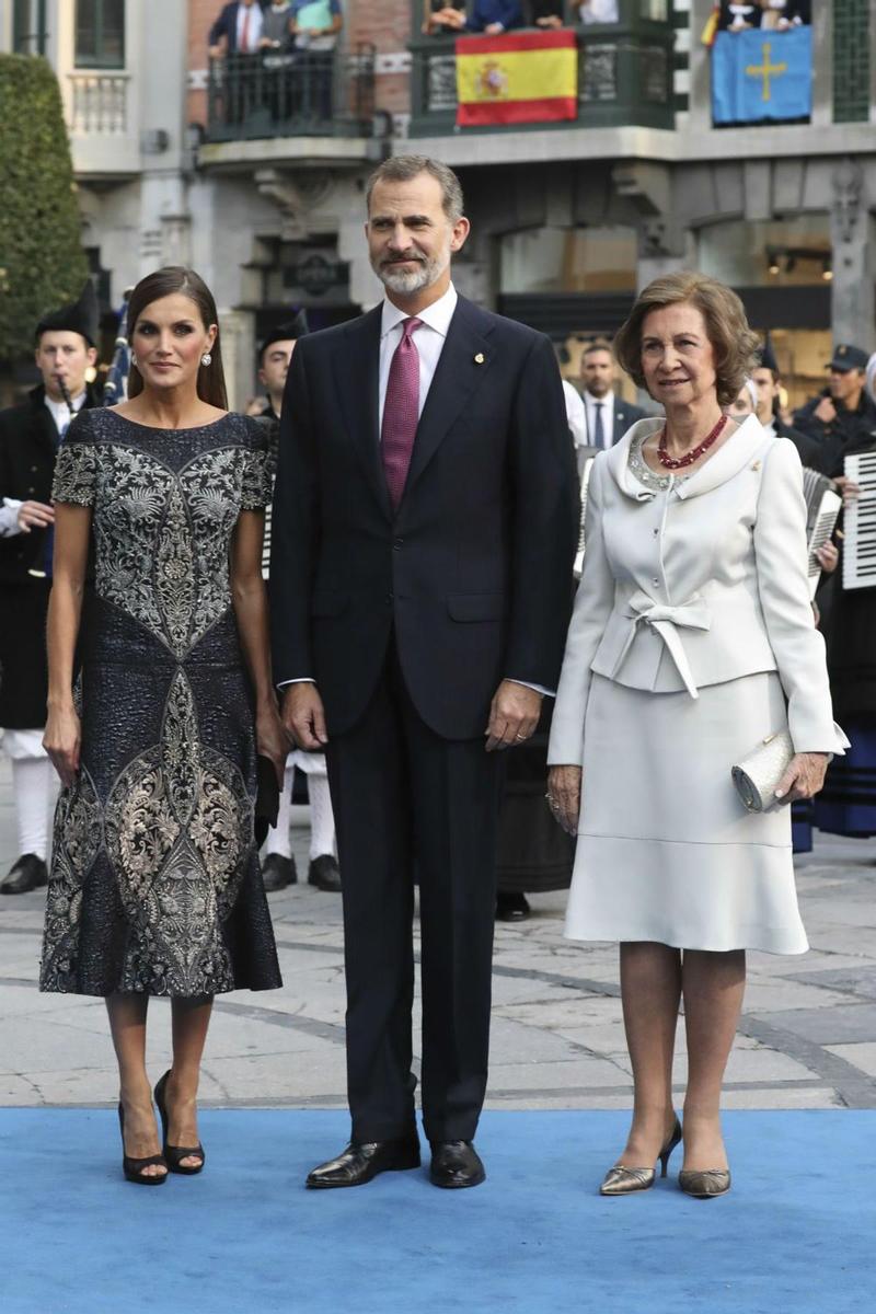 Don Felipe y Doña Letizia junto a la Reina Sofía en los Premios Princesa de Asturias 2018