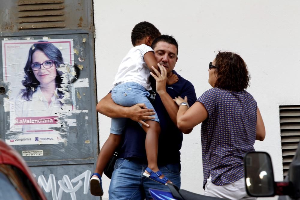 Los padres adoptivos, con el pequeño Joan