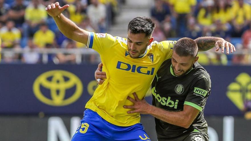 Maxi Gómez protege
el balón ante 
David López,
en la visita 
del Girona. // Efe