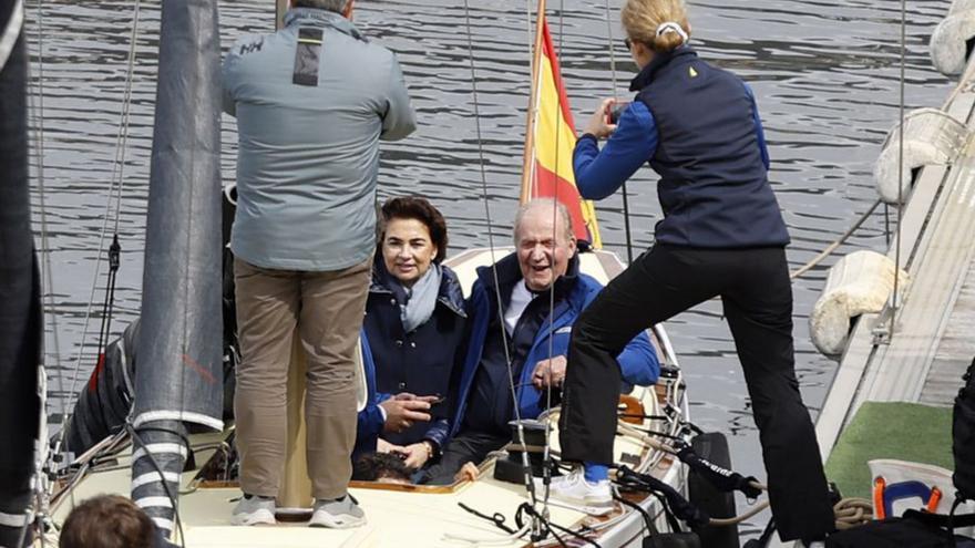 El rey emérito, a bordo del ‘Bribón’, ayer en Sanxenxo.  | // GUSTAVO SANTOS