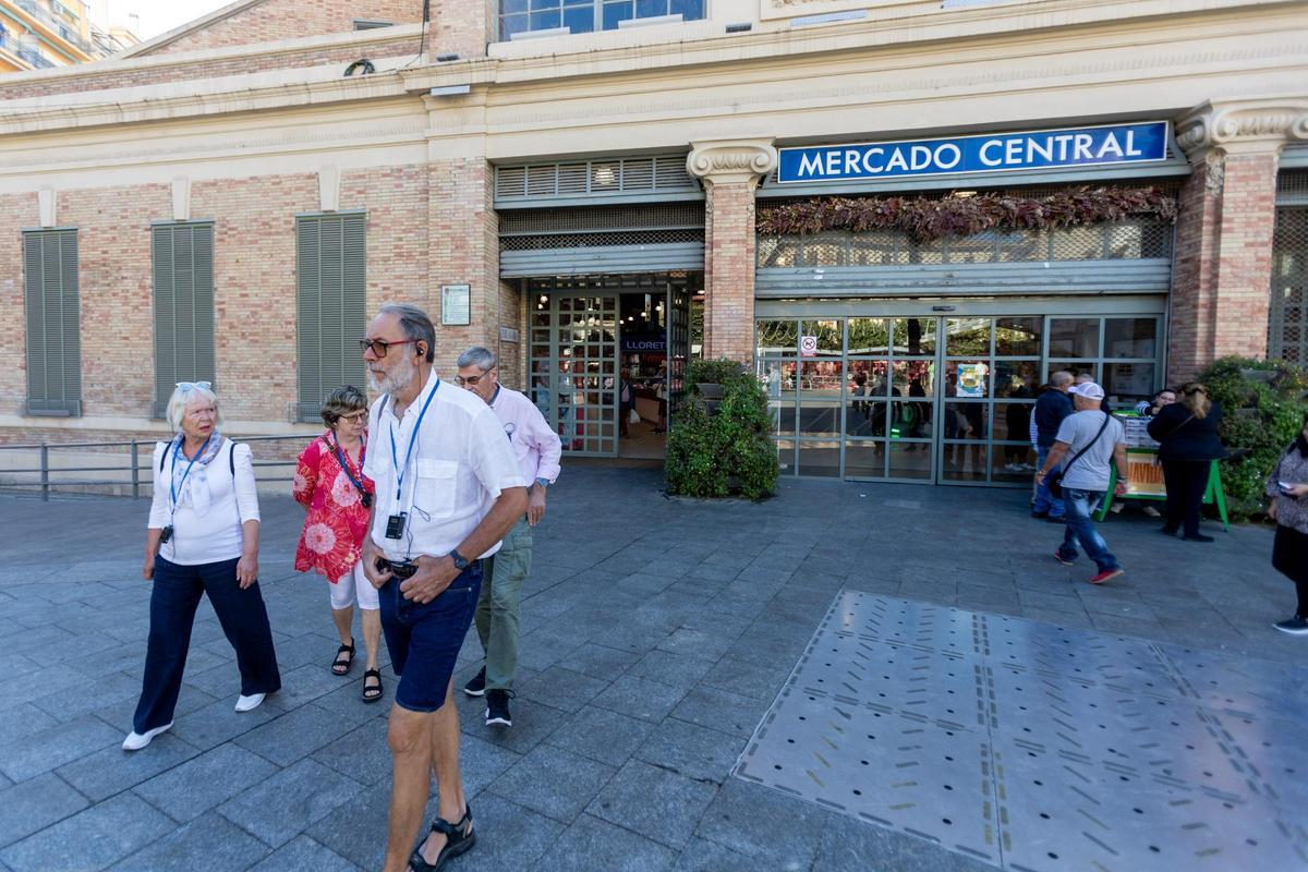 Un grupo de turistas sale del Mercado Central, la semana pasada.