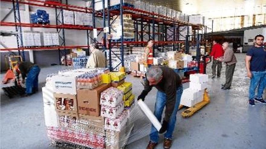 Al magatzem del Banc dels Aliments de Girona, ahir al matí es treballava en la distribució periòdica de sucs.