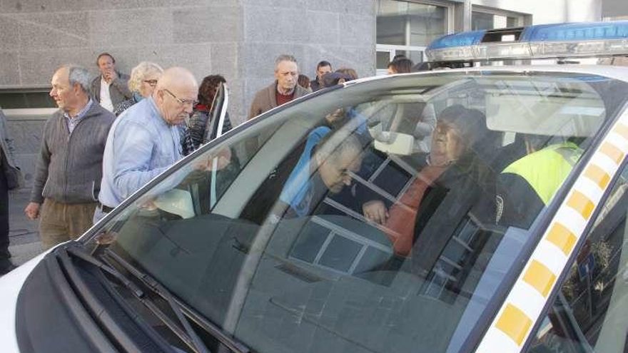 La Policía introduce en un vehículo al accidentado. // Santos Álvarez