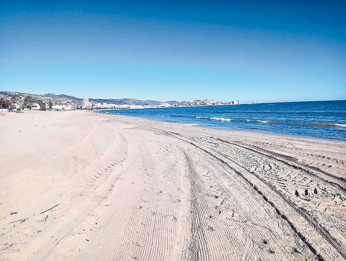 La playa de Cullera, visiblemente limpia.