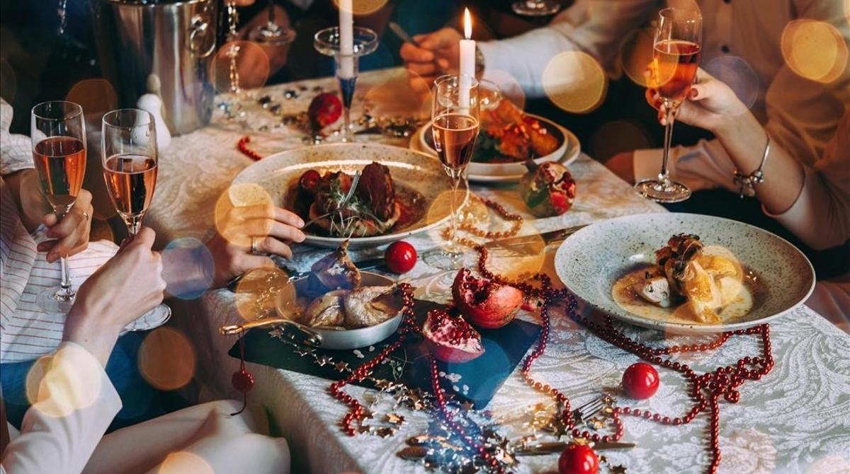 GENTE COMIDA CENA NAVIDAD