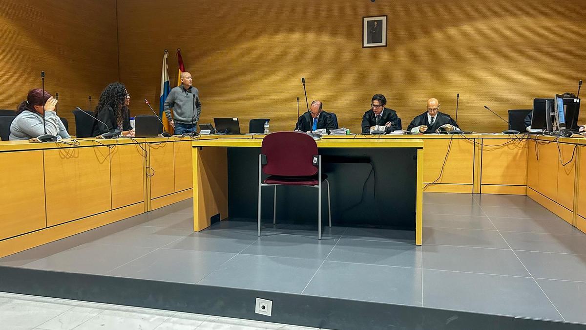 La acusada por un delito de odio, a la izquierda junto a su abogada, durante el juicio celebrado en la Audiencia Provincial de Las Palmas.