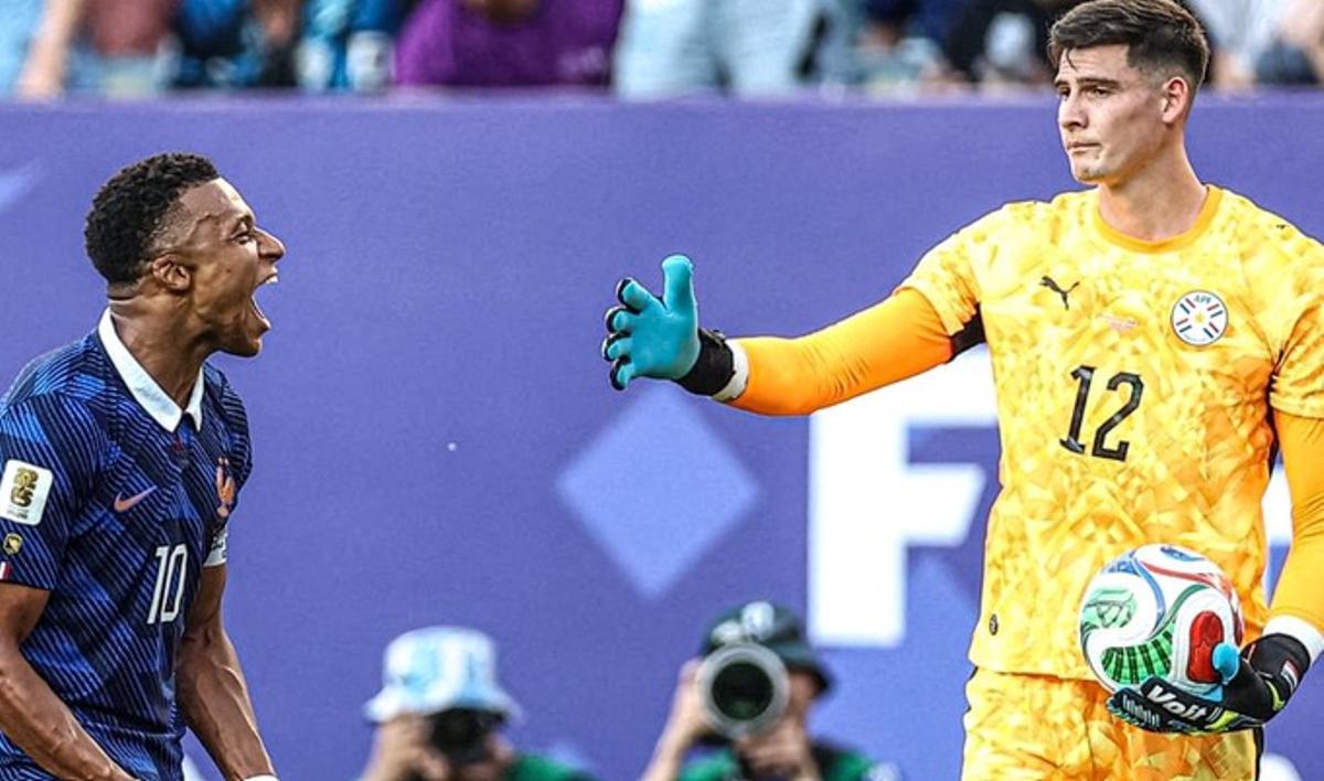 Orlando Gill trata de saludar sin suerte a Mbappé