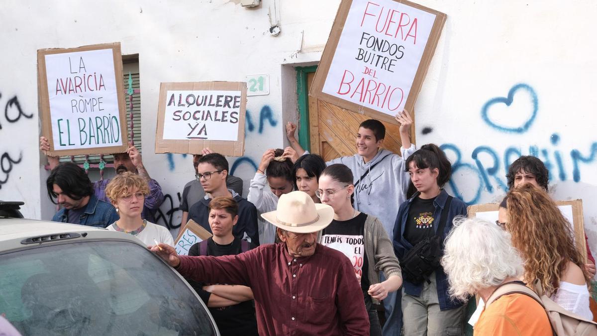 Vecinos protestan contra el desahucio de un hombre en el barrio del Cementerio de Alicante.