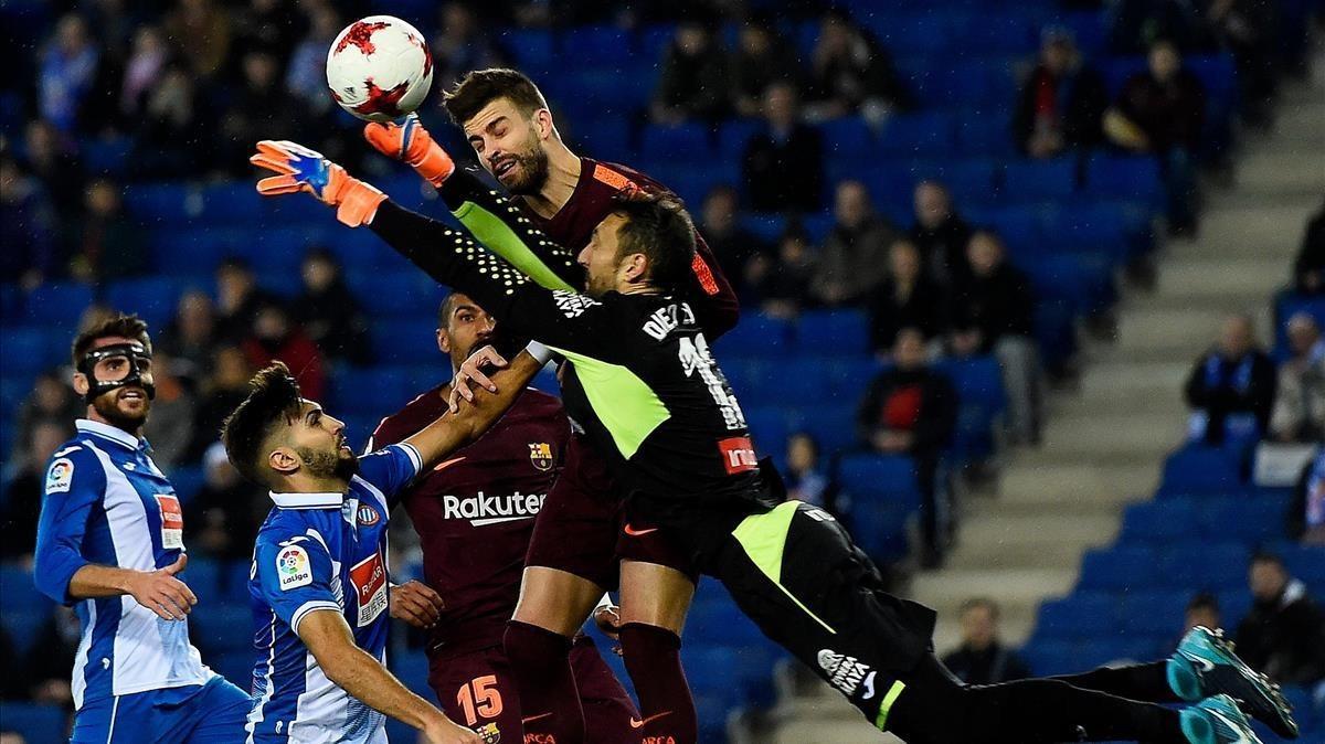 jcarmengol41653312 topshot   espanyol s defender didac vila  2l  and espanyol s180118111916