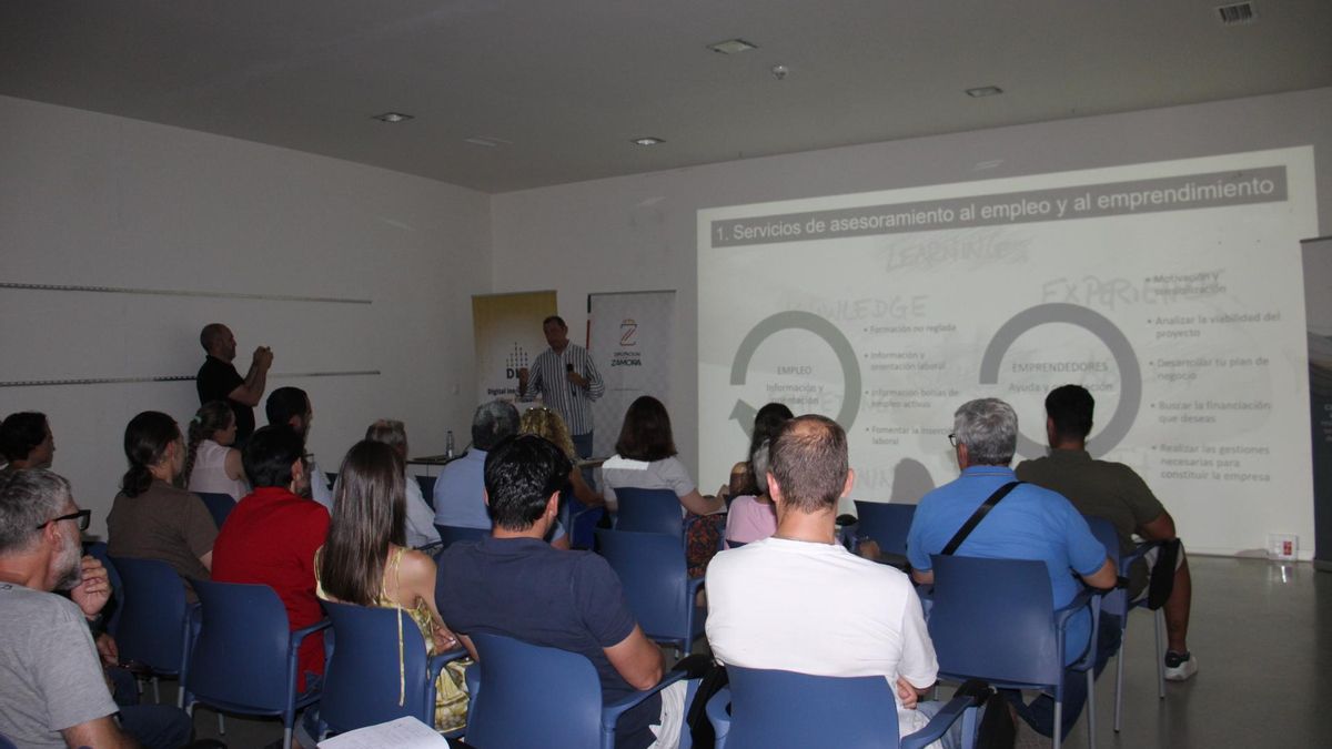 Empresarios de Sanabria y Carballeda durante la jornada empresarial sobre Emprendimiento y Fondos Europeos organizada por la Diputación de Zamora.