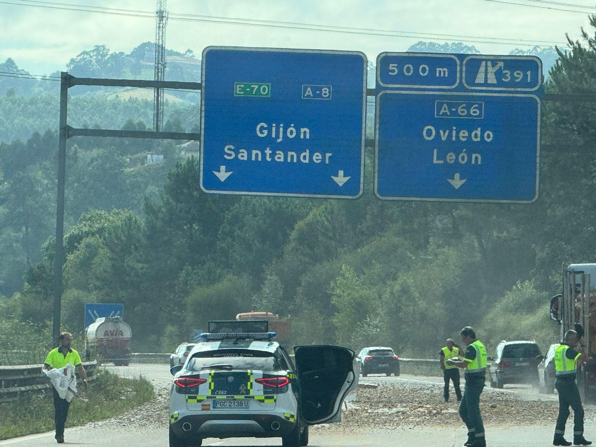 Un camión pierde la carga en la "Y" y provoca importantes retenciones