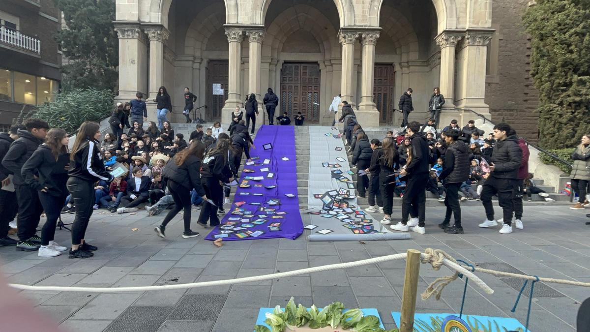 L'acció dels alumnes de Fedac Manresa a la plaça de Neus Català i Pallejà i a les escales de Crist Rei