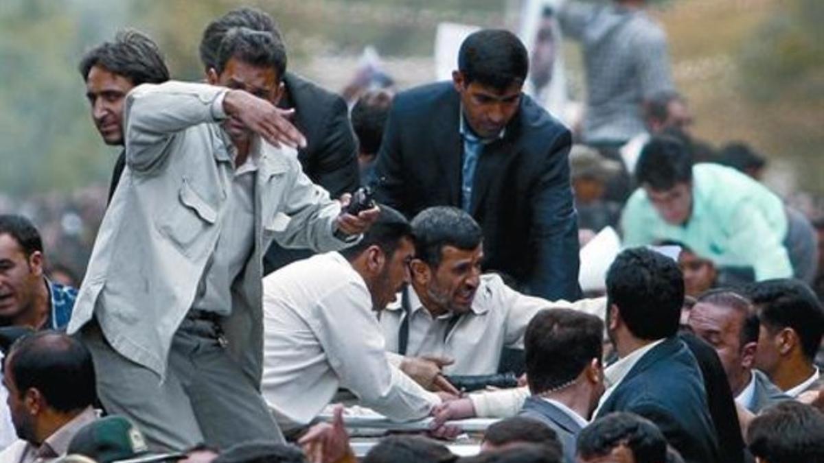 Guardaespaldas de Ahmadineyad se agitan nerviosamente tras oír la explosión al paso de la caravana.