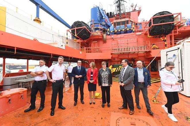 Visita de las autoridades al buque.