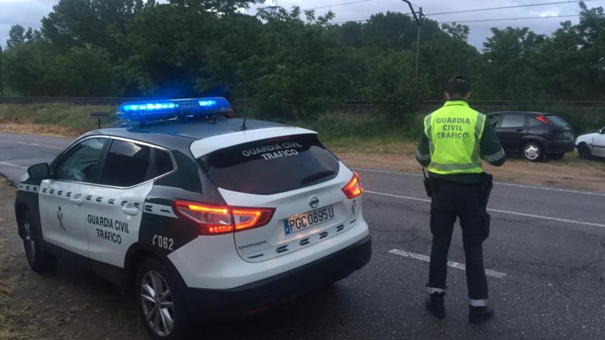 Agentes de Tráfico, durante uno de los controles.